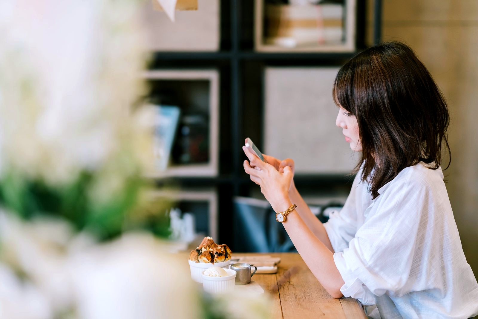 スマートフォンで予約する女性